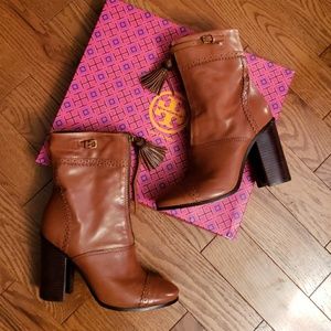 TORY BURCH BOOTS. Huxley, Runway almond.